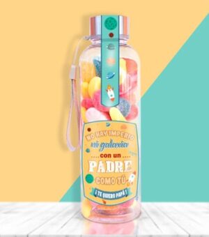 Botella rellena de chuches para regalar a papá.