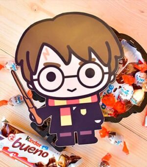 Caja para regalar a los amantes y apasionados de Harry Potter. Sabemos que los fans de Harry Potter harían magia por una caja de madera como esta en forma de Harry Potter.