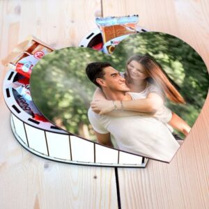 Caja en forma de corazón con foto y llena de chocolates.