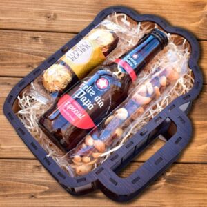 Caja de madera en forma de jarra de cerveza con cerveza y bombones.