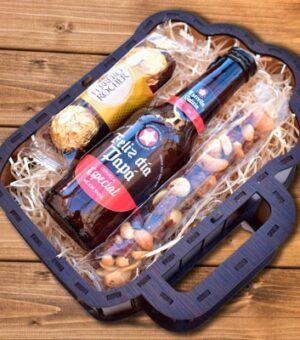 Caja de madera en forma de jarra de cerveza con cerveza y bombones.