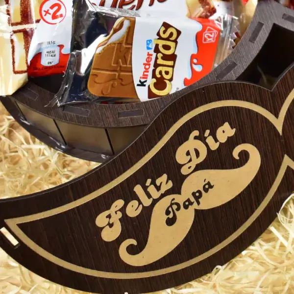 Caja de madera en forma de bigote con chocolates dentro.