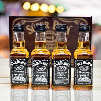Caja de madera con 4 mini botellas de whisky Jack Daniel´s.