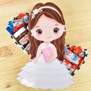 Caja en forma de muñeca de comunión con chocolates en su interior.