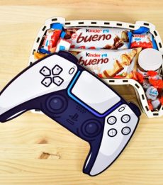 Caja de madera en forma de mando de la Play Stations 5. Repleta de chocolates.