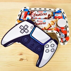 Caja de madera en forma de mando de la Play Stations 5. Repleta de chocolates.