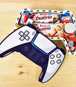 Caja de madera en forma de mando de la Play Stations 5. Repleta de chocolates.