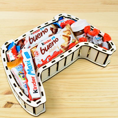 Caja de madera en forma de mando de la Play Stations 5. Repleta de chocolates.