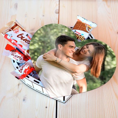 Caja en forma de corazón con foto y llena de chocolates.