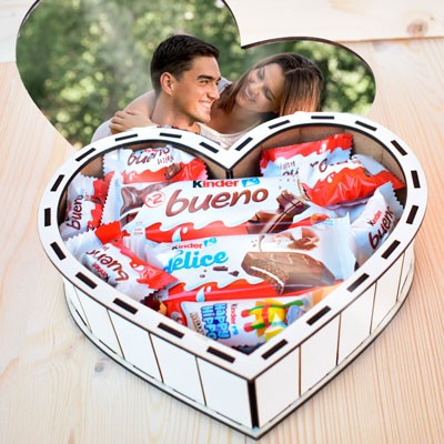 Caja en forma de corazón con foto y llena de chocolates.