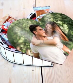 Caja en forma de corazón con foto y llena de chocolates.