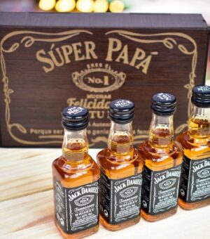 Caja de madera con 4 mini botellas de whisky Jack Daniel´s.