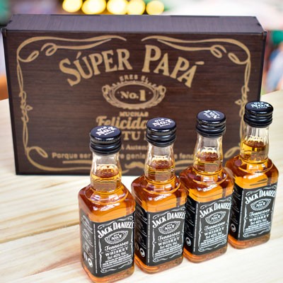 Caja de madera con 4 mini botellas de whisky Jack Daniel´s.