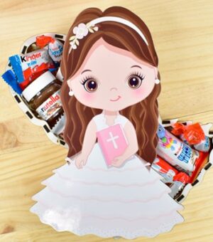 Caja en forma de muñeca de comunión con chocolates en su interior.