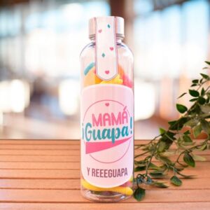 "Botella de chuches personalizada con mensaje para mamá guapa: una opción dulce y original para sorprender a tu mamá en cualquier ocasión. Disfruta de sus deliciosas golosinas y reutiliza la botella para llevar tus bebidas a cualquier lugar."