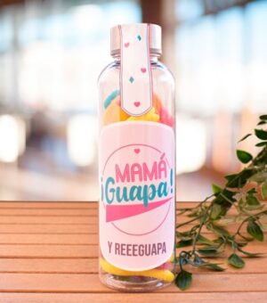 "Botella de chuches personalizada con mensaje para mamá guapa: una opción dulce y original para sorprender a tu mamá en cualquier ocasión. Disfruta de sus deliciosas golosinas y reutiliza la botella para llevar tus bebidas a cualquier lugar."