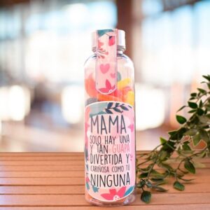 Regalar una botella de chuches con mensaje es una forma deliciosa y personalizada de demostrarle a tu madre cuánto la quieres. Con el mensaje "Mamá solo hay una y como la mía ninguna", es un regalo práctico y emotivo que celebrará su relación especial.