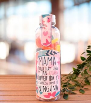 Regalar una botella de chuches con mensaje es una forma deliciosa y personalizada de demostrarle a tu madre cuánto la quieres. Con el mensaje "Mamá solo hay una y como la mía ninguna", es un regalo práctico y emotivo que celebrará su relación especial.