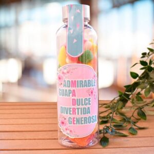 Botella con chuches y mensaje adhesivo para regalar a una madre. Práctico asa para transportar fácilmente. Un regalo dulce y divertido para demostrarle todo tu amor y cariño.
