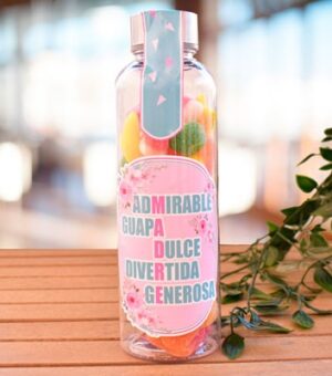 Botella con chuches y mensaje adhesivo para regalar a una madre. Práctico asa para transportar fácilmente. Un regalo dulce y divertido para demostrarle todo tu amor y cariño.