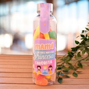 ¡Sorprende a mamá con nuestra botella de chuches personalizada! Llena de golosinas deliciosas y con un diseño práctico, esta botella es el regalo perfecto para cualquier ocasión especial. ¡Haz tu pedido ahora y sorprende a la princesa de tu vida con el regalo más dulce!