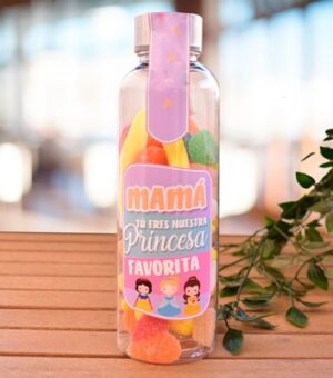 ¡Sorprende a mamá con nuestra botella de chuches personalizada! Llena de golosinas deliciosas y con un diseño práctico, esta botella es el regalo perfecto para cualquier ocasión especial. ¡Haz tu pedido ahora y sorprende a la princesa de tu vida con el regalo más dulce!