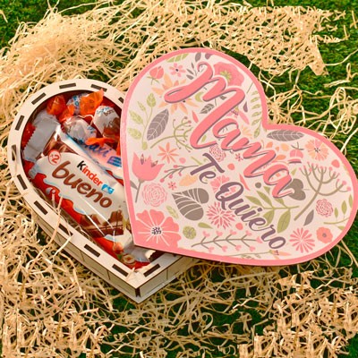 ¡Sorprende a tu mamá con nuestro regalo de caja de chocolates en forma de corazón! Esta hermosa caja con la inscripción "Te quiero mamá" en la tapa es la manera perfecta de demostrarle cuánto la quieres. Llena de deliciosos chocolates en su interior, esta caja será el regalo que a tu mamá le encantará. ¡Haz que su día sea especial con nuestra caja de chocolates en forma de corazón para mamá!