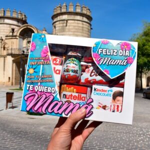 El propósito de regalar este artículo a una madre es brindarle un momento de indulgencia y disfrute personal, permitiéndole relajarse y saborear una variedad de chocolates deliciosos. Además, este regalo puede ser una forma de expresar gratitud y apreciación hacia una madre por todo lo que hace, y puede ser una manera dulce de celebrar una ocasión especial o simplemente hacerla sentir amada y especial. En resumen, el propósito de este regalo es hacer que una madre se sienta especial y consentida.