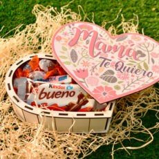 ¡Sorprende a tu mamá con nuestro regalo de caja de chocolates en forma de corazón! Esta hermosa caja con la inscripción "Te quiero mamá" en la tapa es la manera perfecta de demostrarle cuánto la quieres. Llena de deliciosos chocolates en su interior, esta caja será el regalo que a tu mamá le encantará. ¡Haz que su día sea especial con nuestra caja de chocolates en forma de corazón para mamá!