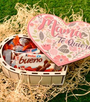 ¡Sorprende a tu mamá con nuestro regalo de caja de chocolates en forma de corazón! Esta hermosa caja con la inscripción "Te quiero mamá" en la tapa es la manera perfecta de demostrarle cuánto la quieres. Llena de deliciosos chocolates en su interior, esta caja será el regalo que a tu mamá le encantará. ¡Haz que su día sea especial con nuestra caja de chocolates en forma de corazón para mamá!