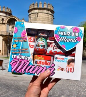 El propósito de regalar este artículo a una madre es brindarle un momento de indulgencia y disfrute personal, permitiéndole relajarse y saborear una variedad de chocolates deliciosos. Además, este regalo puede ser una forma de expresar gratitud y apreciación hacia una madre por todo lo que hace, y puede ser una manera dulce de celebrar una ocasión especial o simplemente hacerla sentir amada y especial. En resumen, el propósito de este regalo es hacer que una madre se sienta especial y consentida.