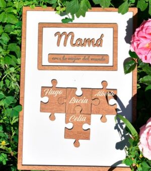 Marco de madera con piezas de puzle con nombre de cada familia.