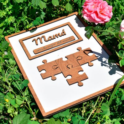 Marco de madera con piezas de puzle con nombre de cada familia.