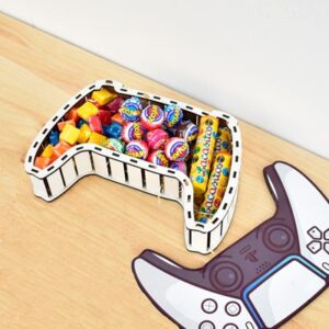 Caja en forma de mando de la Play rellena con chuches.