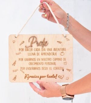 Placa de madera grabada para regalar a los profesores.