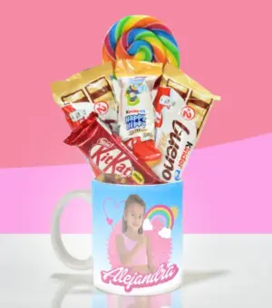 Taza de Barbie rellena de chocolates.