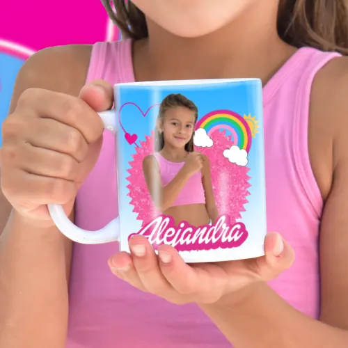Taza de Barbie rellena de chocolates.