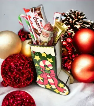 Bota de madera con chocolates.