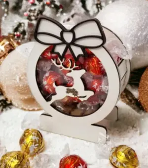 Caja de madera navideña llena de bombones