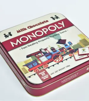 Caja de chapa de el Monopoly con chocolates.