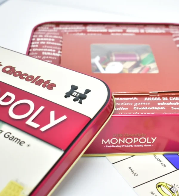 Caja de chapa de el Monopoly con chocolates.