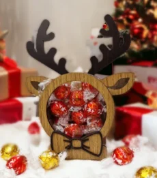 Reno de madera lleno de chocolates Lindor.