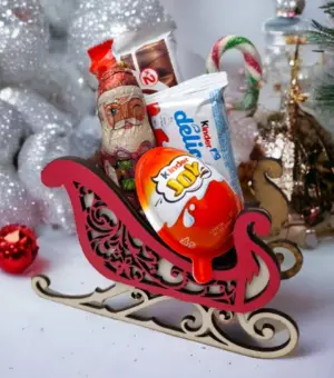 Trineo de madera con chocolates.