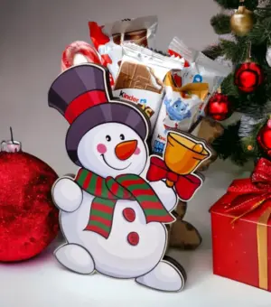 Regalo para navidad de una caja de madera con forma de muñeco de nieve rellena de golosinas y chocolates