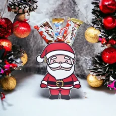 Papa Noel de madera con chocolates.