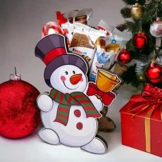 Regalo para navidad de una caja de madera con forma de muñeco de nieve rellena de golosinas y chocolates