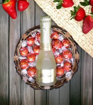 Corona de Madera con Bombones Lindor y Cava Freixenet.