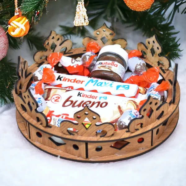 Corona de madera con chocolates Kinder.