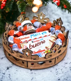Corona de madera con chocolates Kinder.