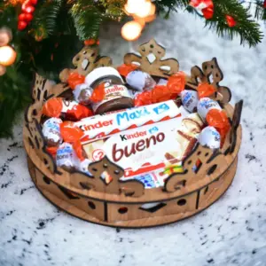 Corona de madera con chocolates Kinder.